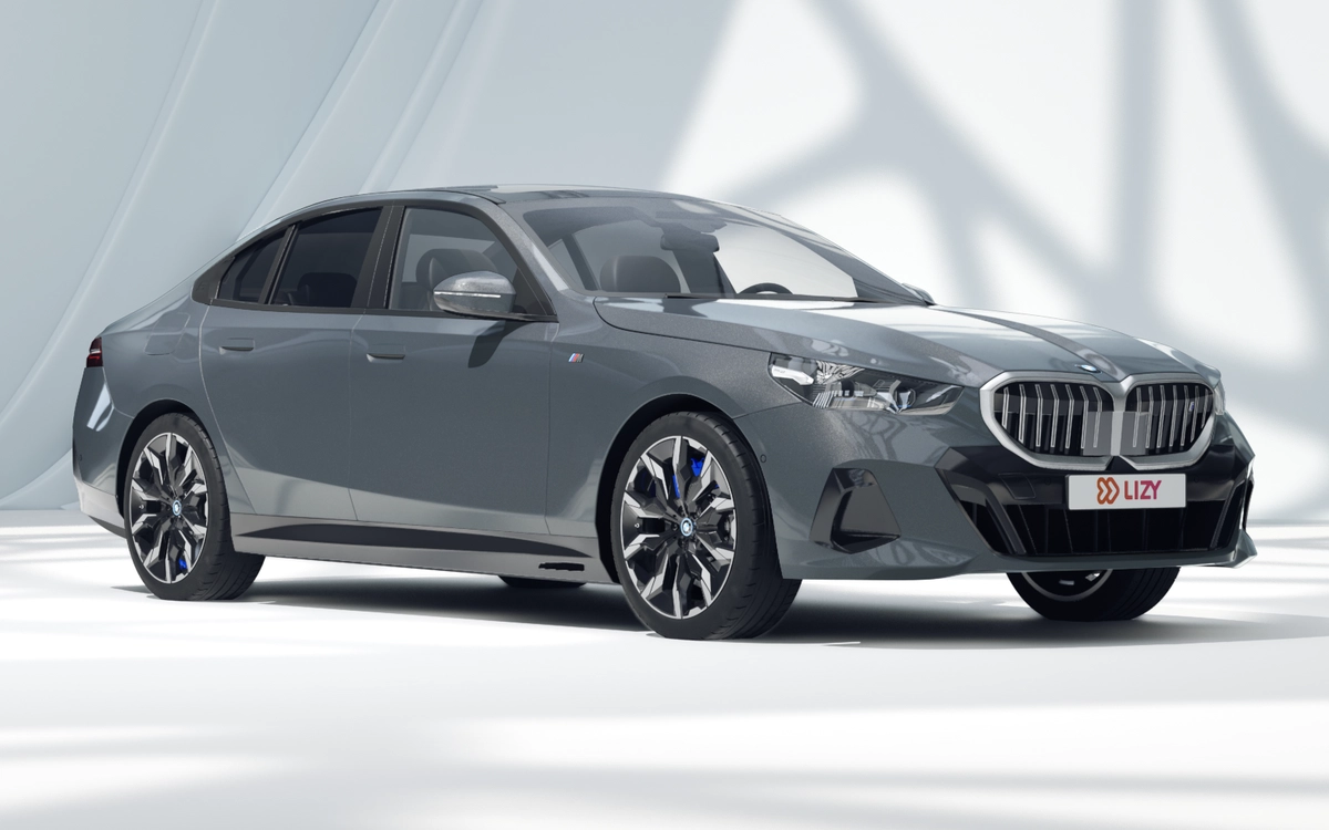 BMW i5 in grijs, driekwart vooraanzicht