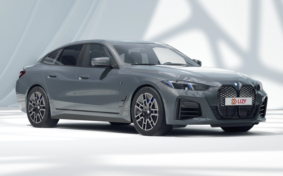 BMW i4 in grijs, driekwart vooraanzicht