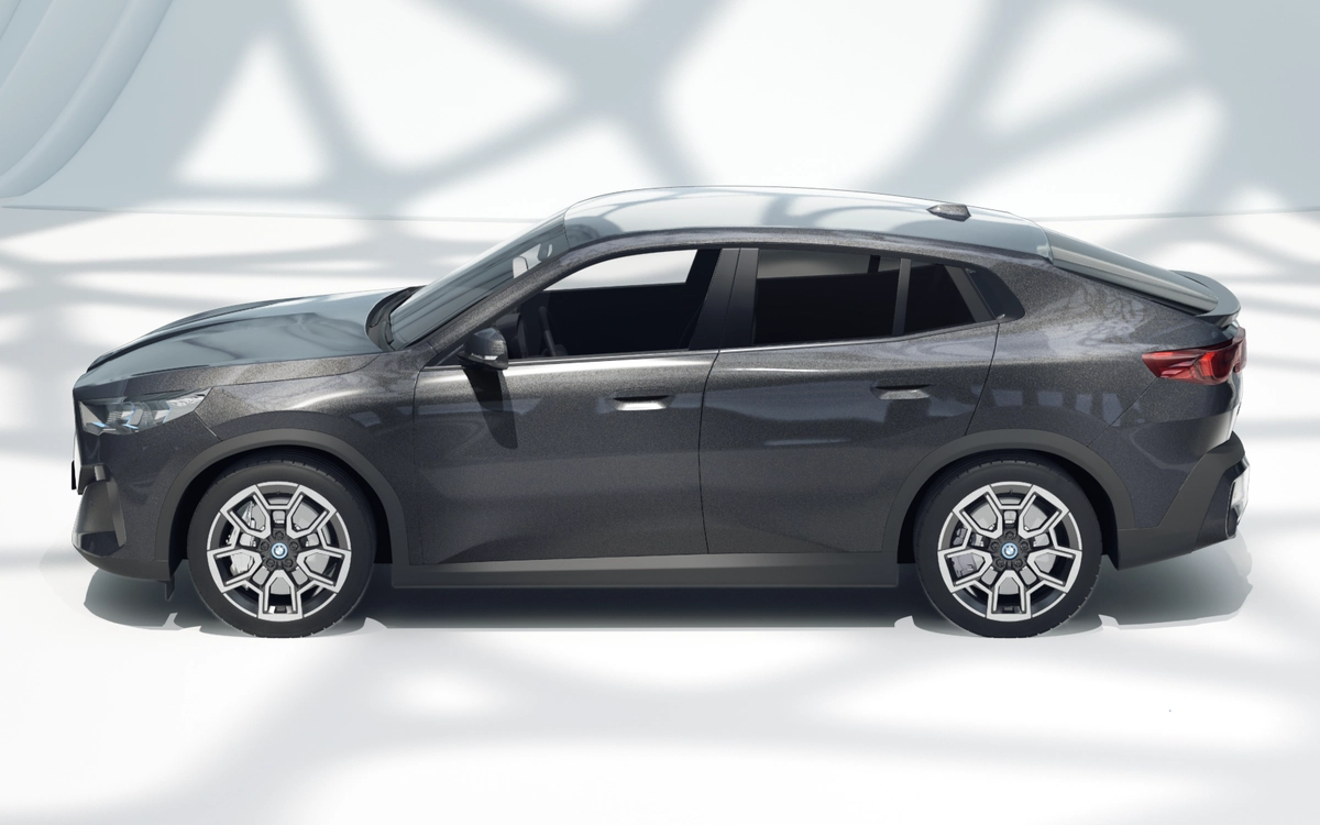 BMW iX2 in zwart, zijaanzicht