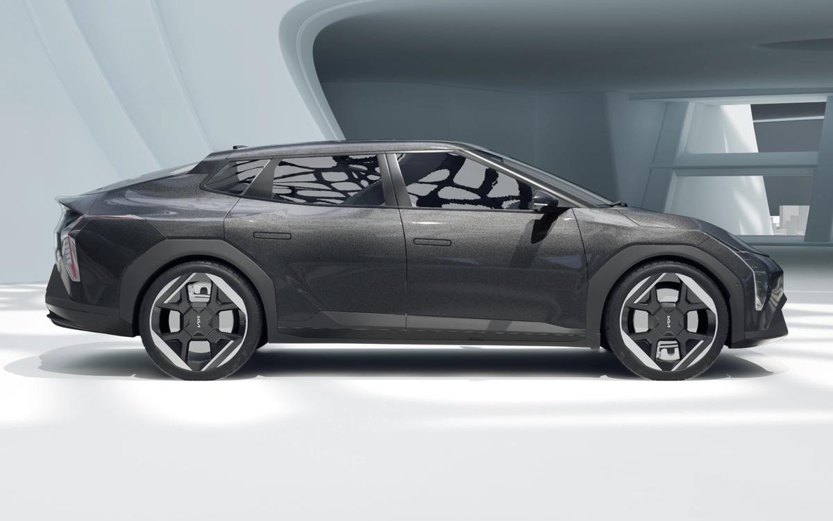 Kia EV4 zijaanzicht