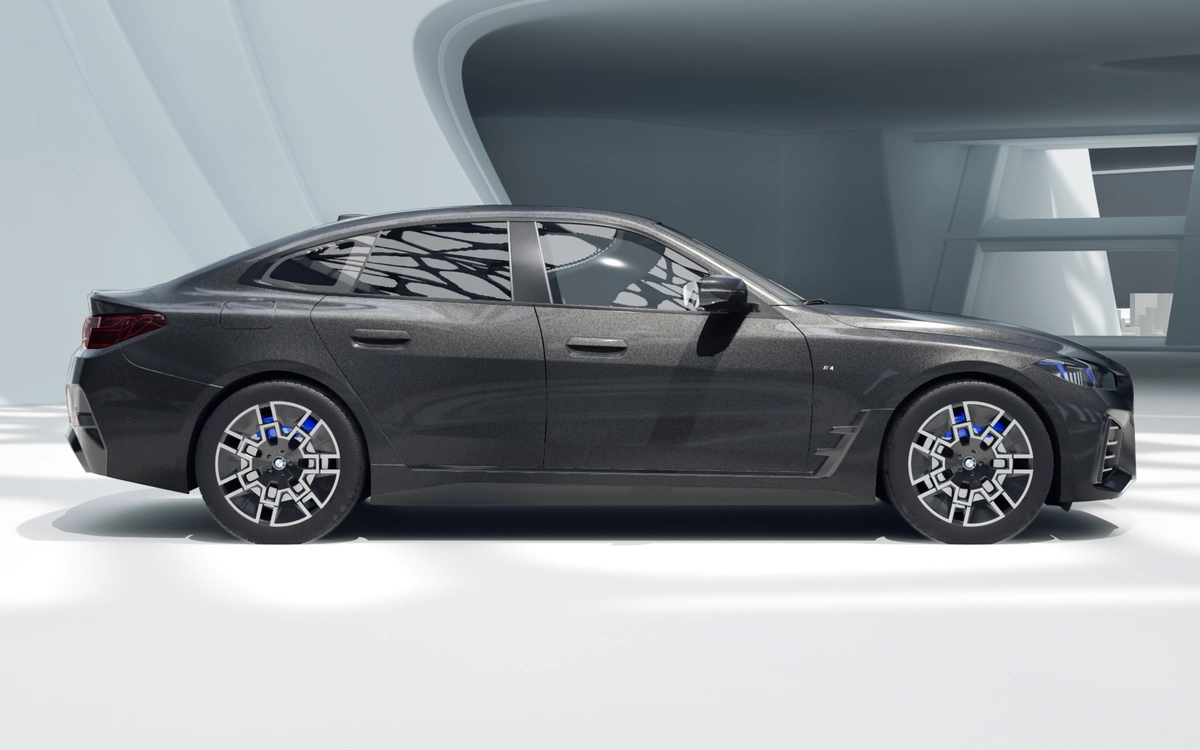 BMW i4 zijaanzicht in zwart