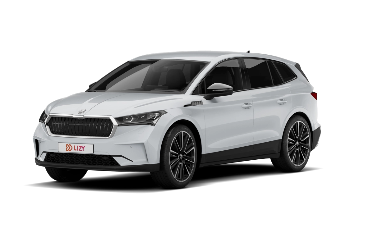 Witte Škoda Enyaq iV als ruime tweedehands elektrische auto op een oprit