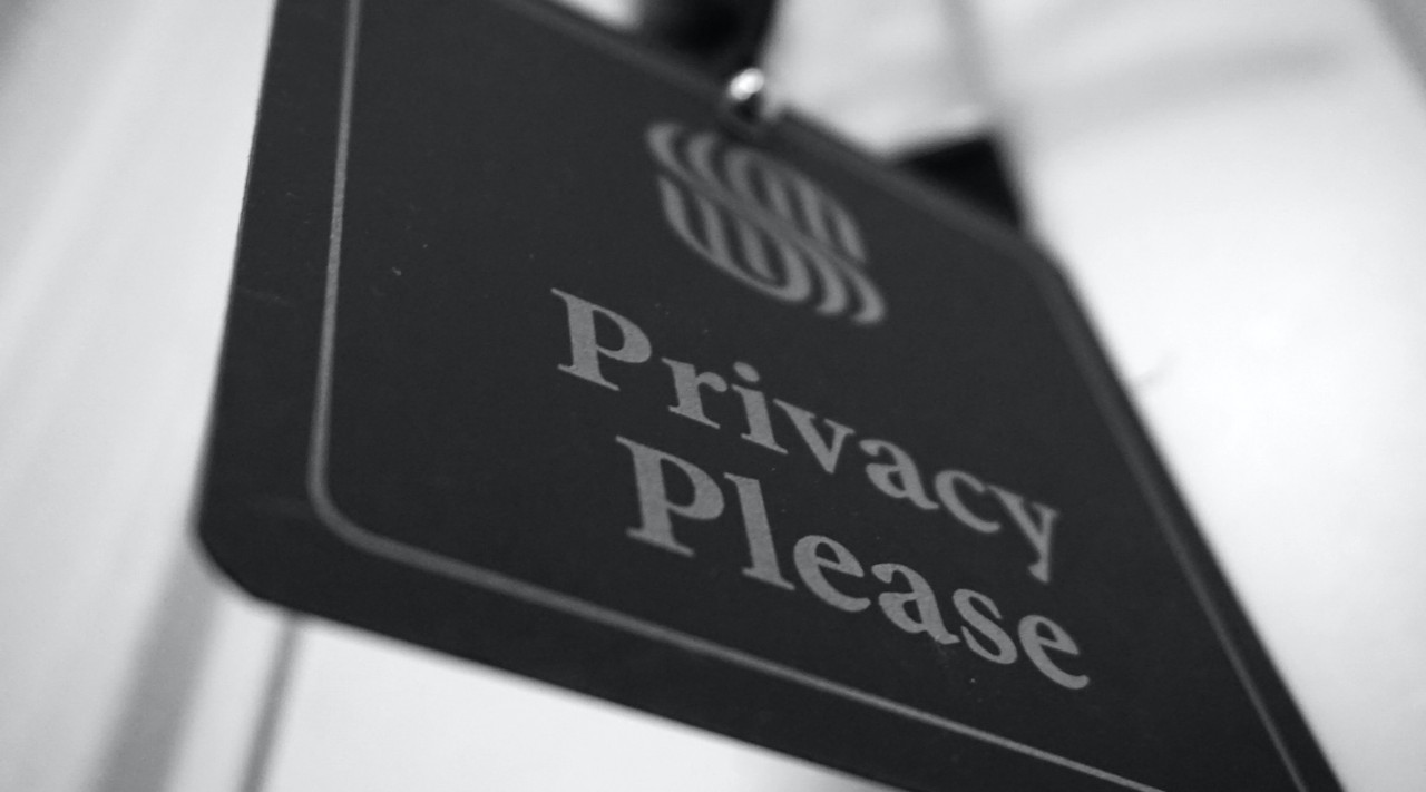 Door sign that says privacy please