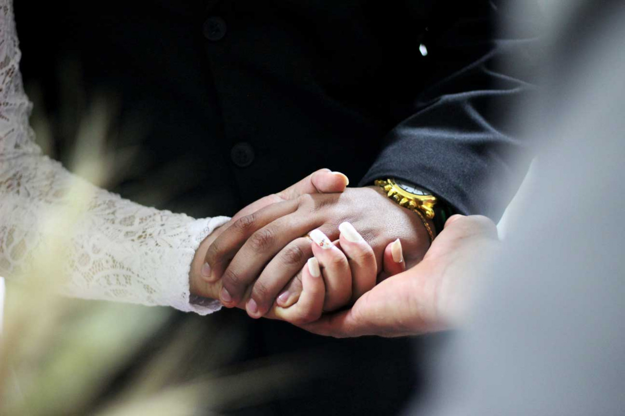 hands holding each other