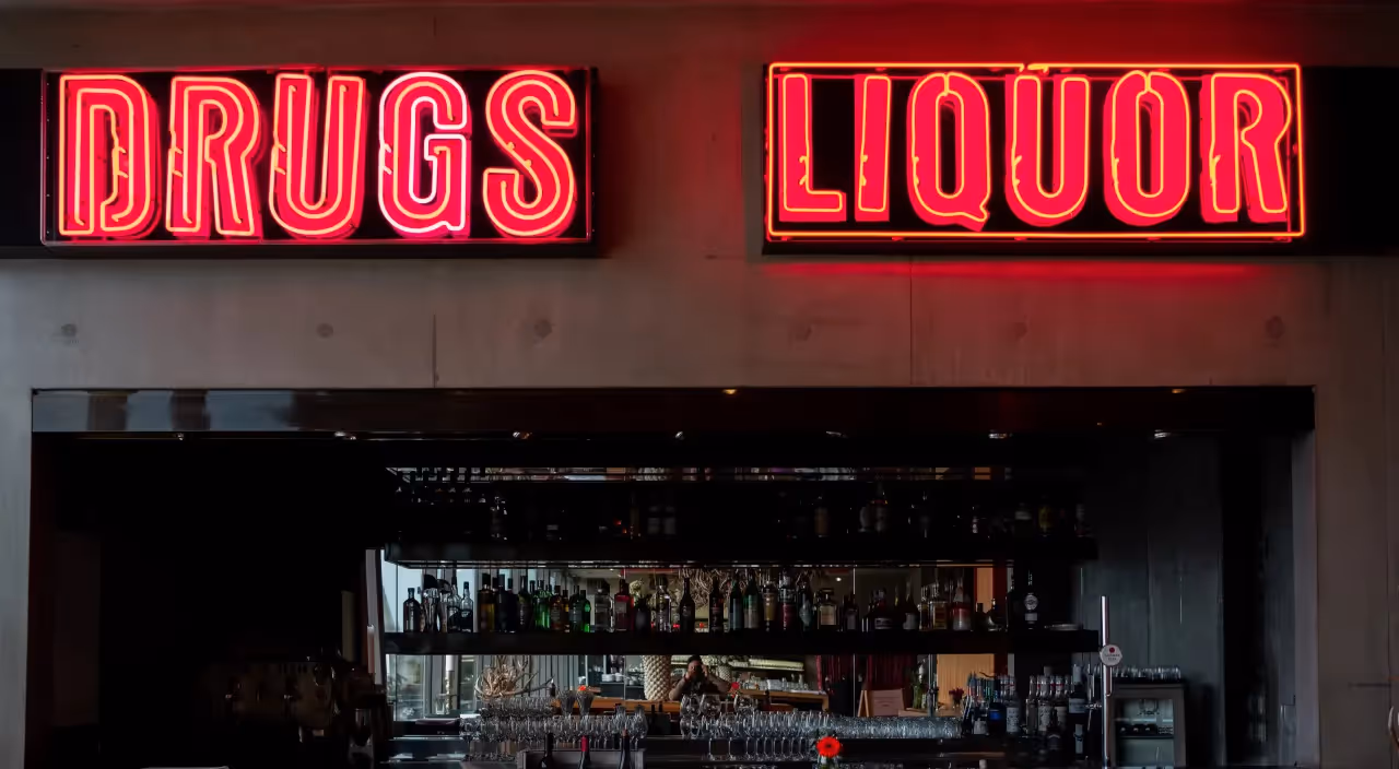 Neon signs that say Drugs and Liquor