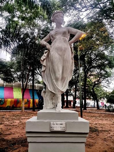 Estatua de un hombreDescripción generada automáticamente con confianza media