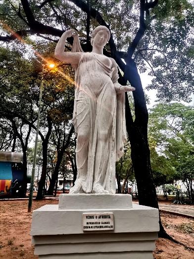 Estatua de un hombreDescripción generada automáticamente con confianza baja