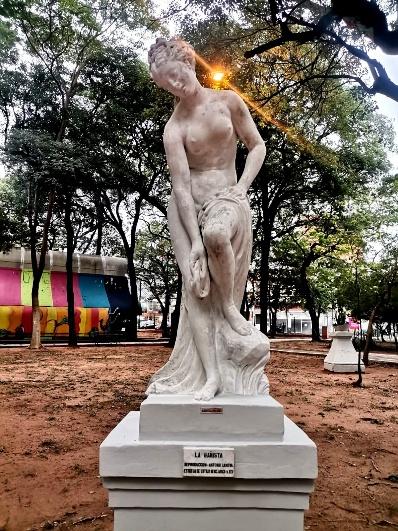 Estatua de persona levantando las manosDescripción generada automáticamente con confianza baja