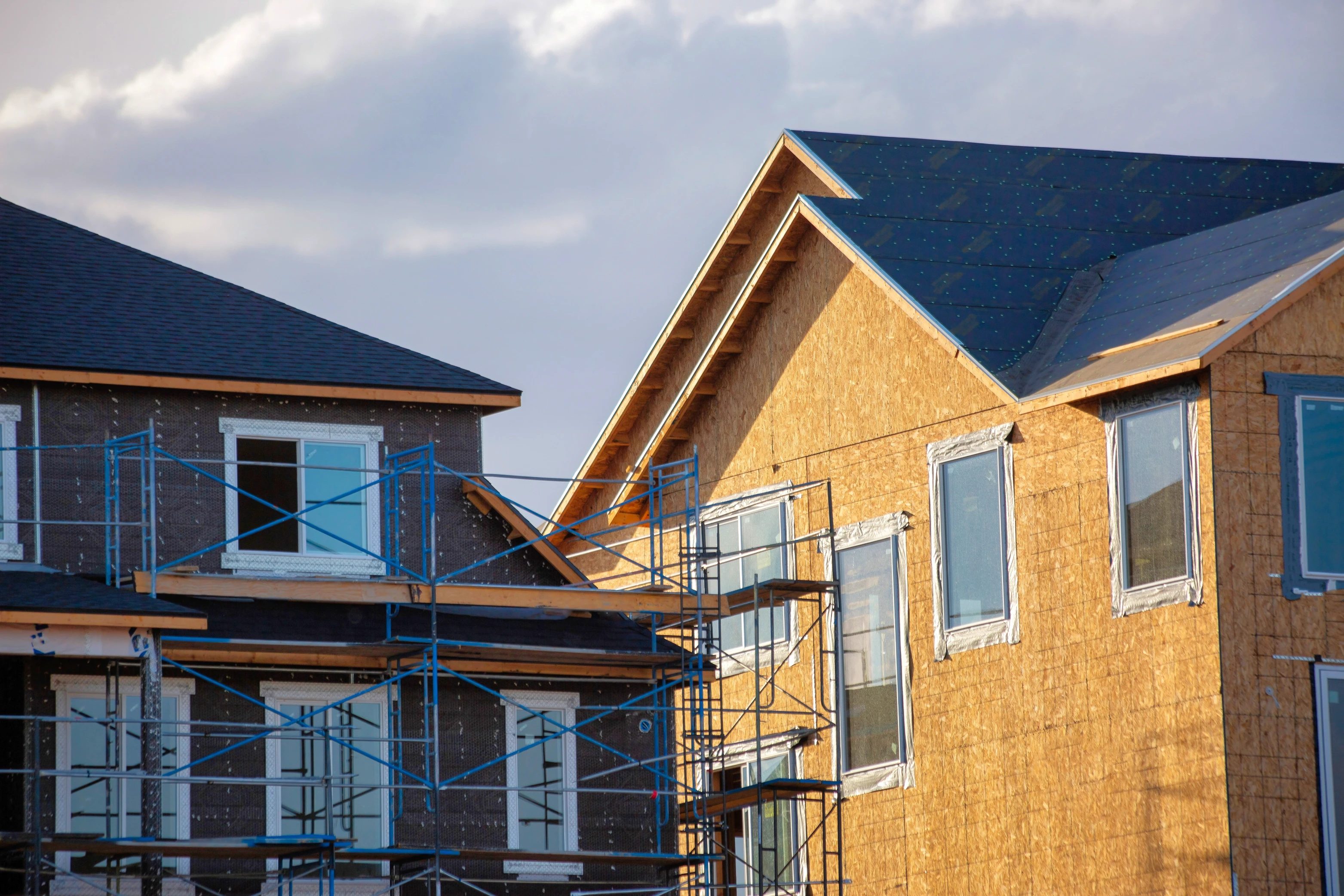 New homes in Colorado with exposed sheathing before siding installation - Critical stage for waterproofing and flashing defects