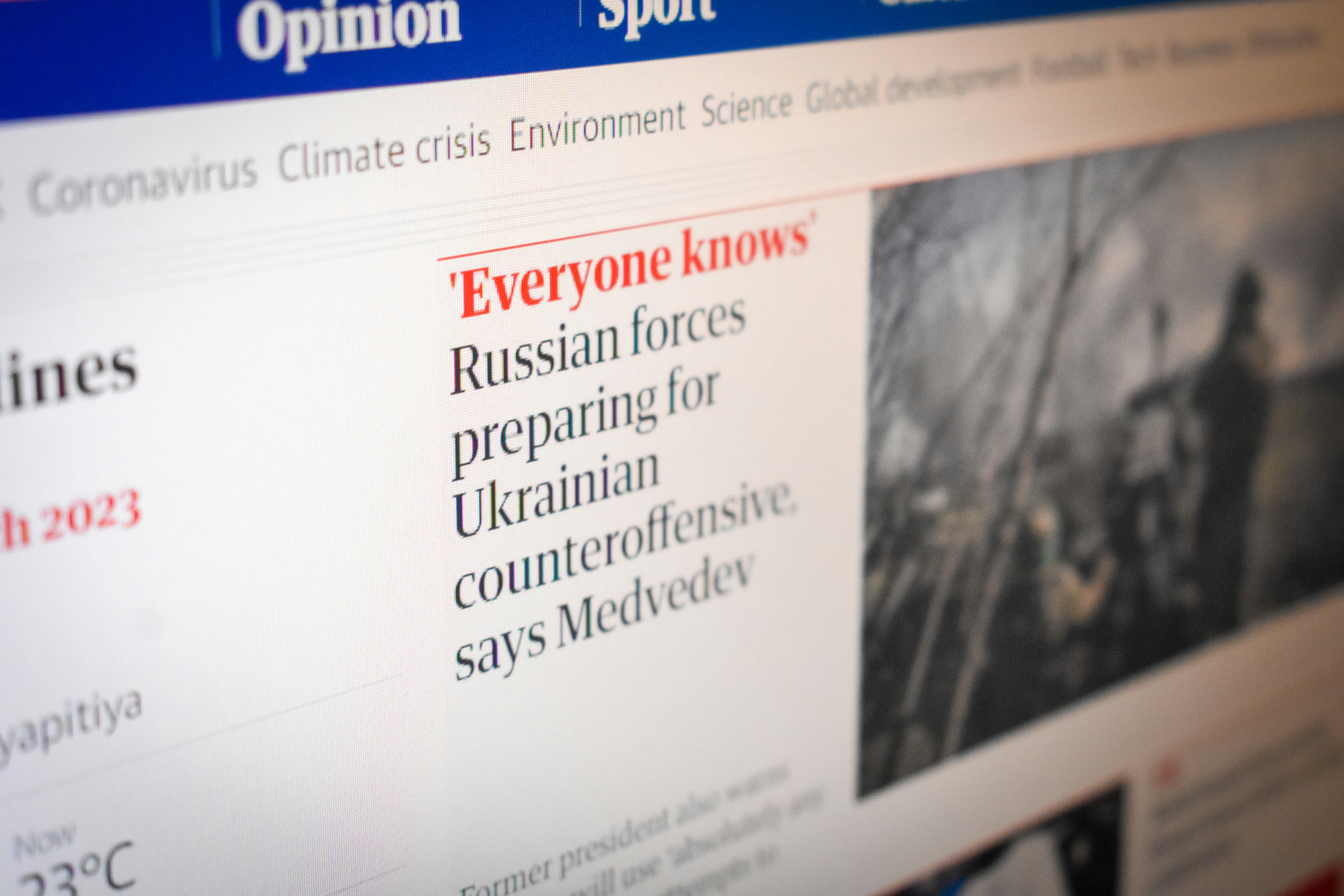 Sichtbar ist eine News-Seite im Internet mit einer reißerischen Überschrift