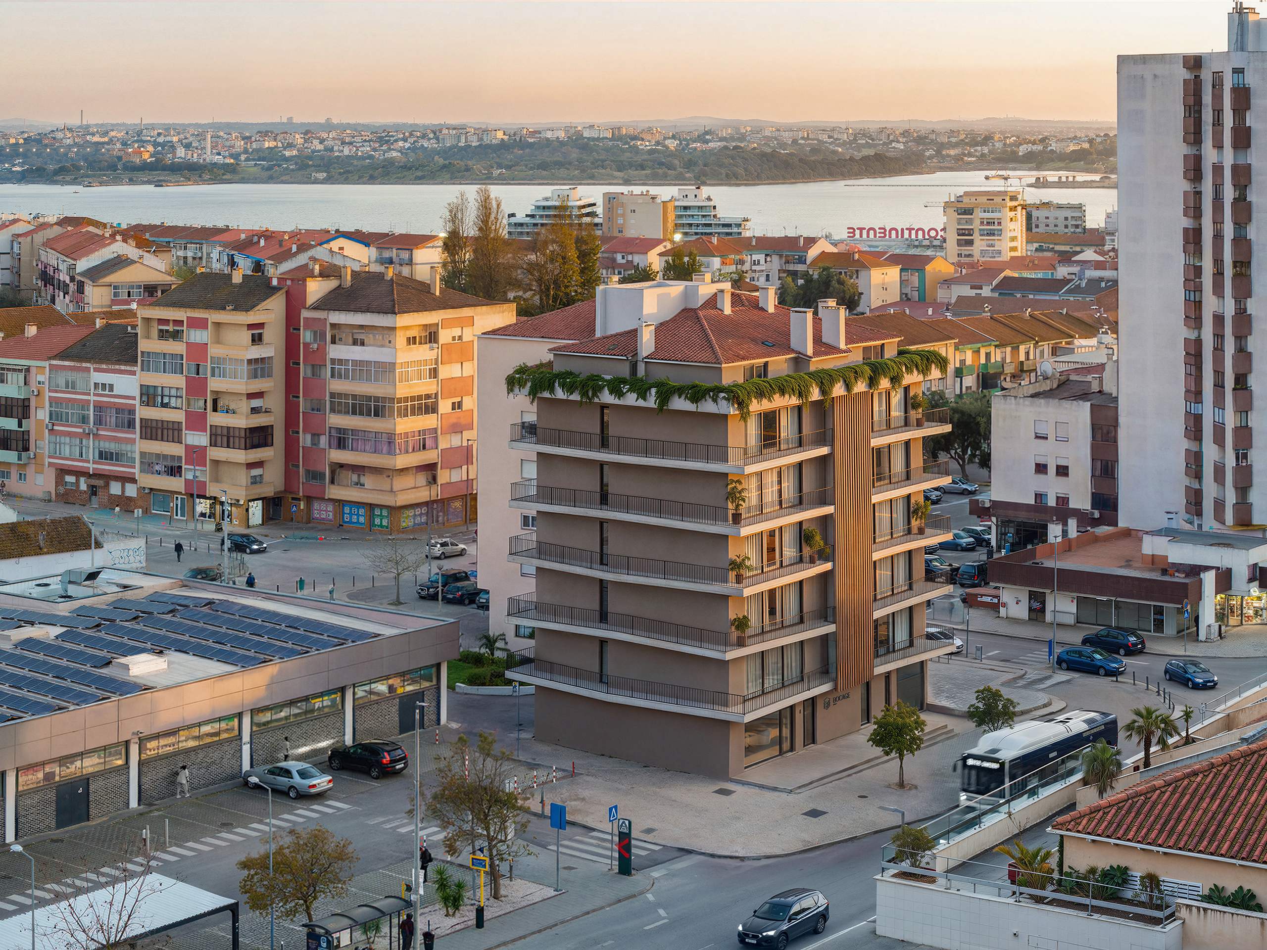 Vista aérea do Edifício Bocage no Barreiro com o rio Tejo ao fundo.