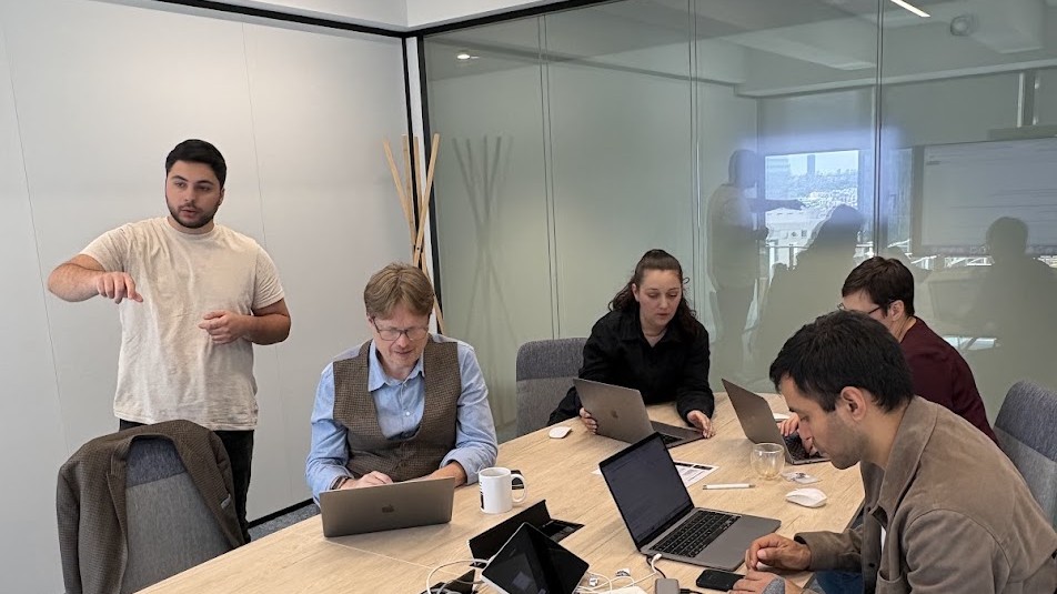 Atelier IA Time2AI chez Foncia, participants devant leurs ordinateurs pendant la séquence sur ChatGPT