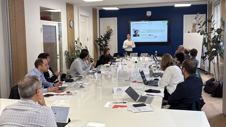 Session de formation à l'IA pour une équipe d'investissement, autour d'une table de réunion.