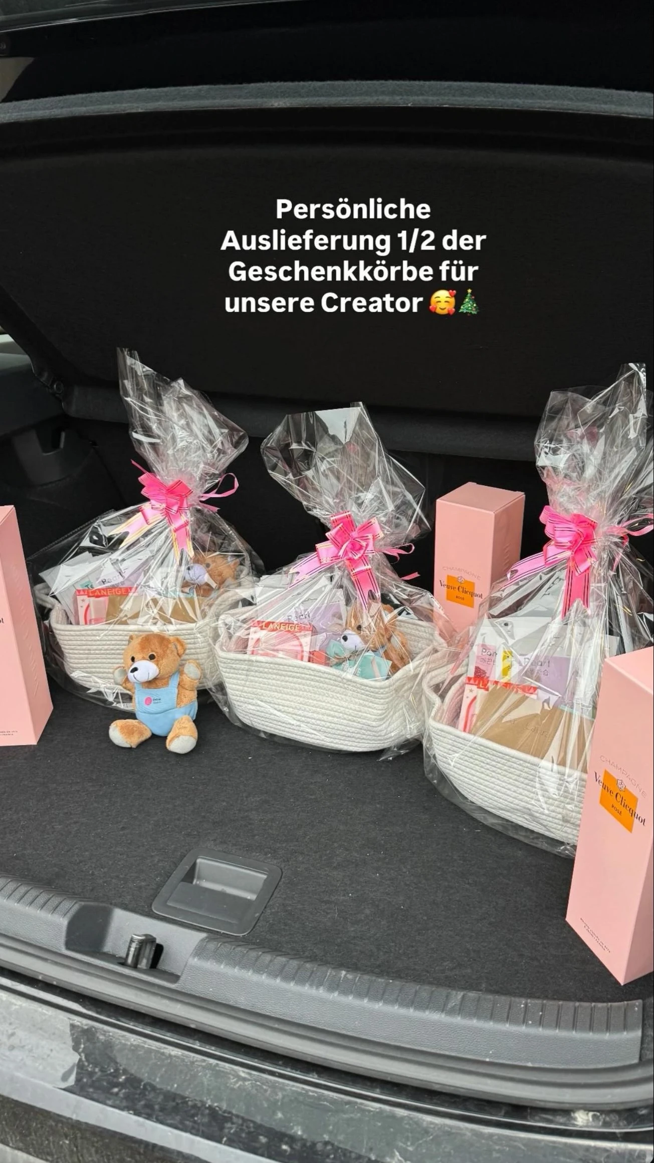 Persönliche Weihnachtsgeschenke für Creator von Evole Studio mit Beauty-Produkten und Champagner