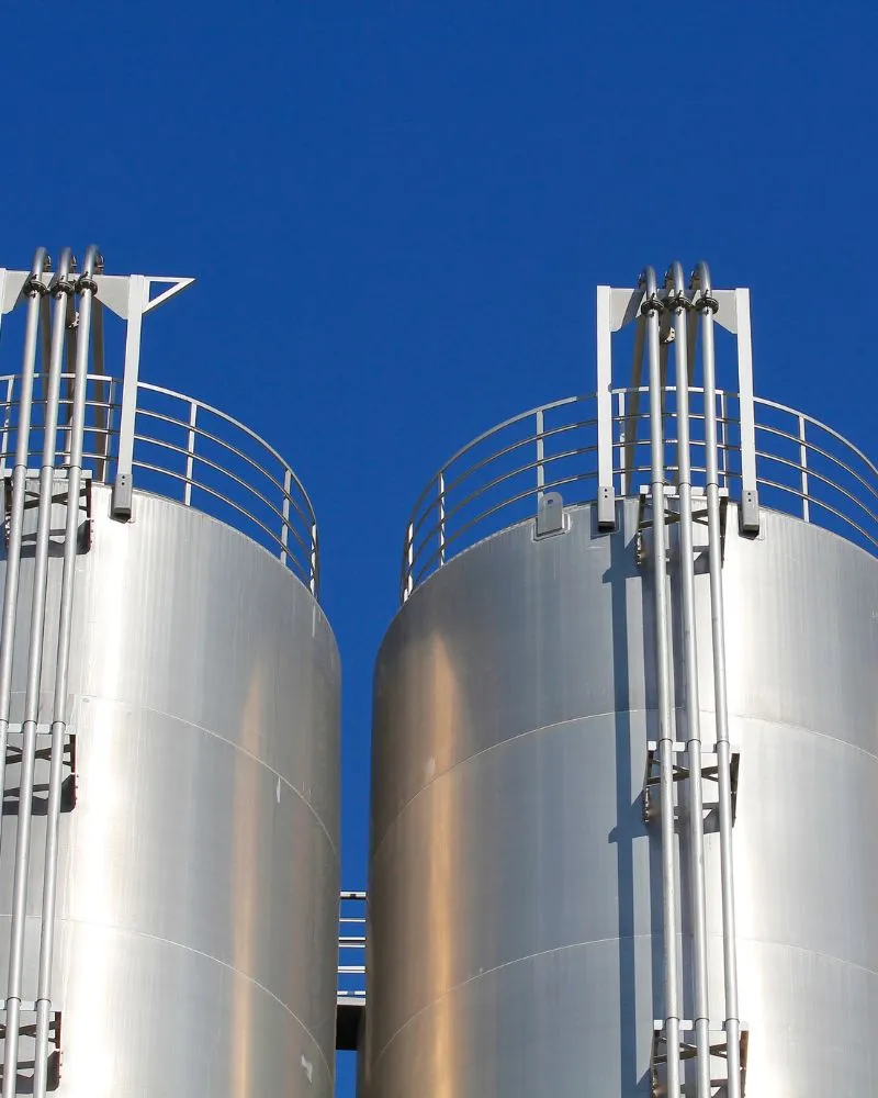 Lubricant tanks