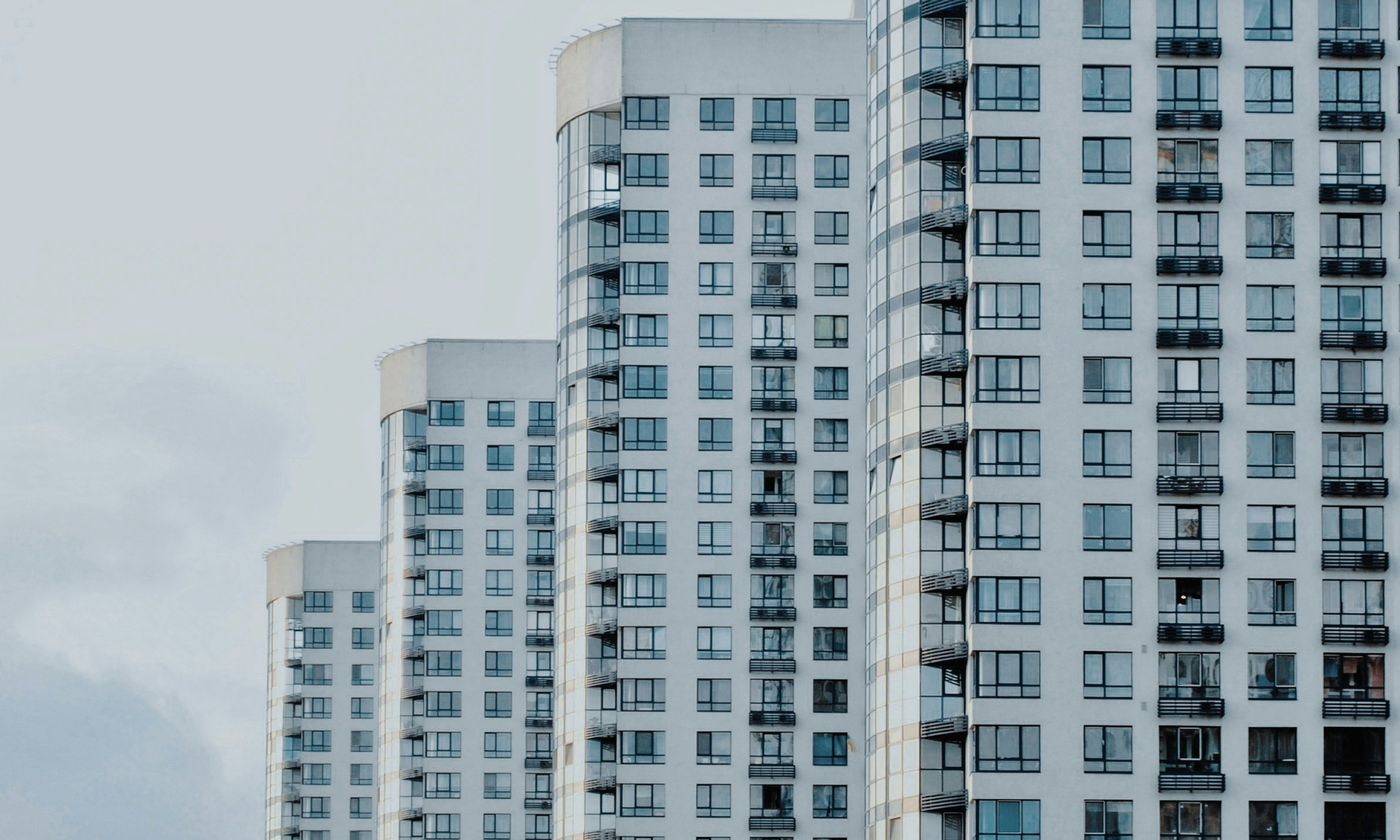 This comundo blog post about CRD6/L193 has a main image that shows a number of high-rise apartment buildings against a cloudy sky