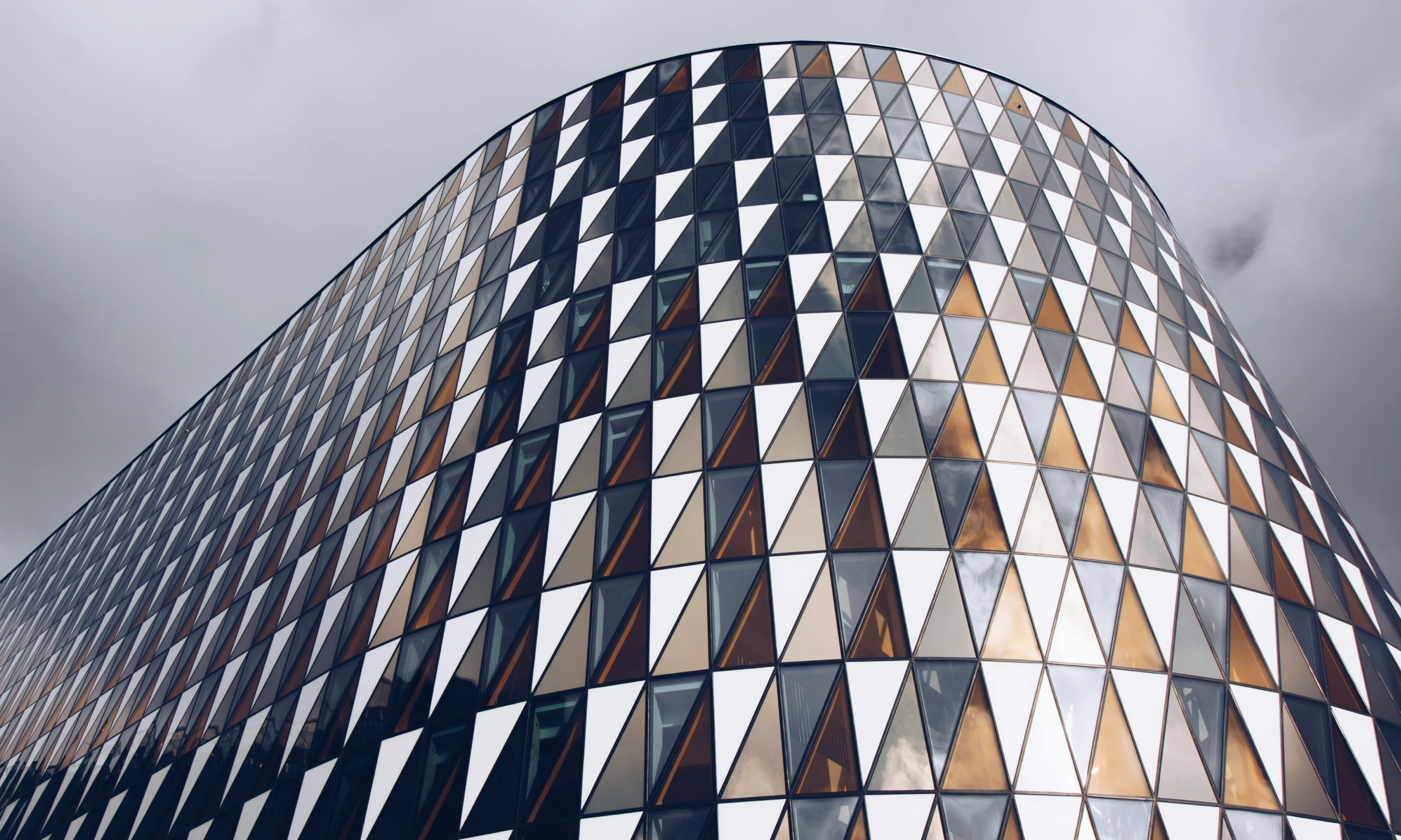 This comundo blog post has a main image of an imposing office building in Stockholm. It takes up nearly the whole photo, and the end we can see is circular.