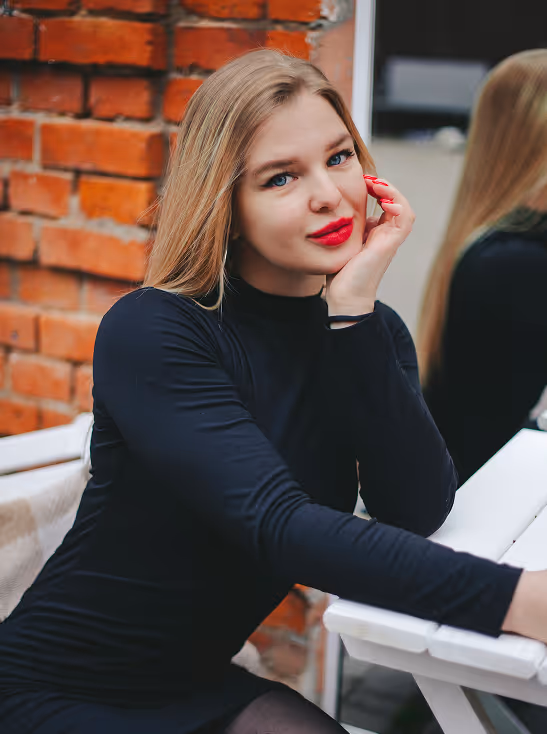 Ксенія - авторка розробу пісень та викладач англійської мови в школі valehrerin.school