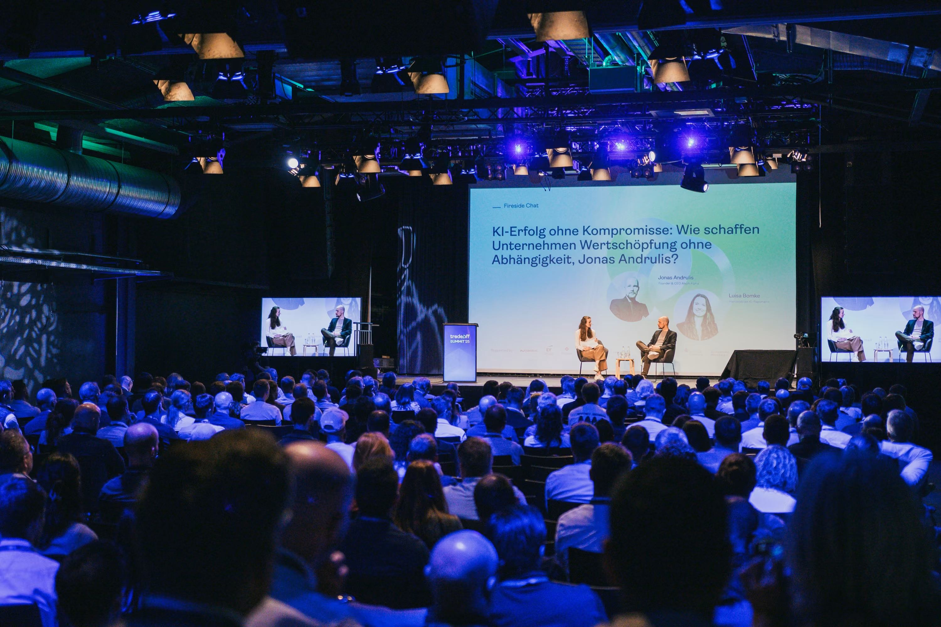 trade/off Summit: Fireside Chat auf der Hauptbühne vor vollem Saal