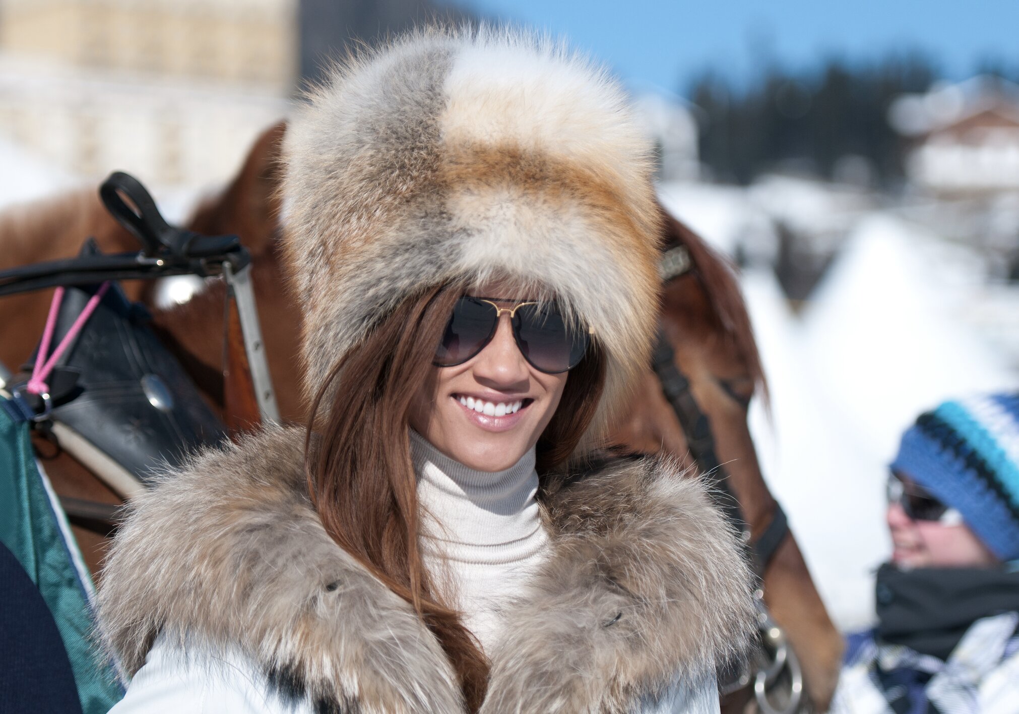 Poloponys und Rennpferde sind auf den Schnee-Events von St. Moritz ein Symbol aristokratischer Eleganz. Diese Insta-Socialites performten mit ihnen um die Wette. 