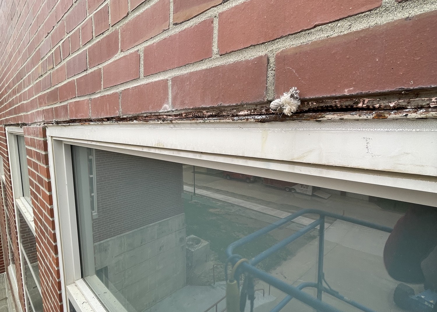 Illustrated guide to 5 warning signs of lintel failure on commercial buildings