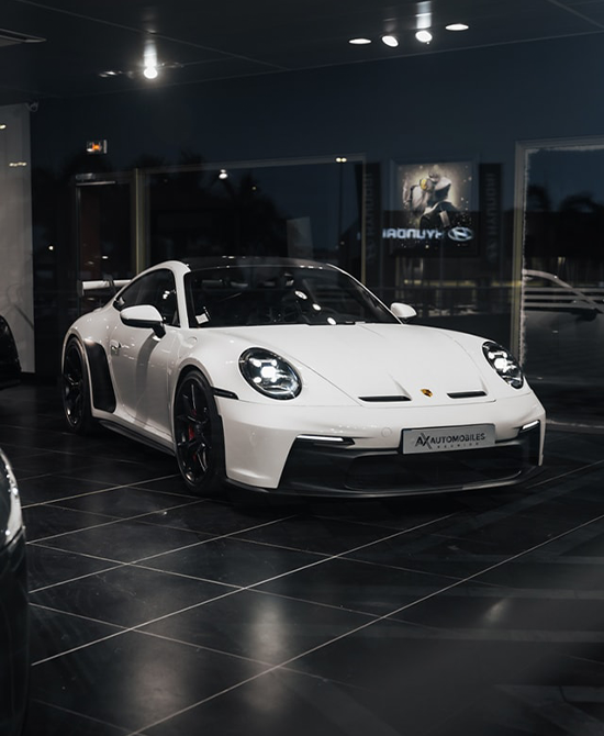 Porsche GT3 à l'intérieur du magasin AxAutomobiles