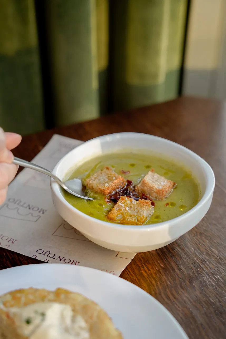 Velouté de courgette et jambon ibérique croustillant - La nouvelle carte du Montijo Paris