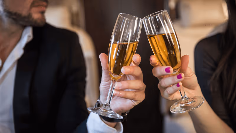 A couple is cheering with two glasses of champage