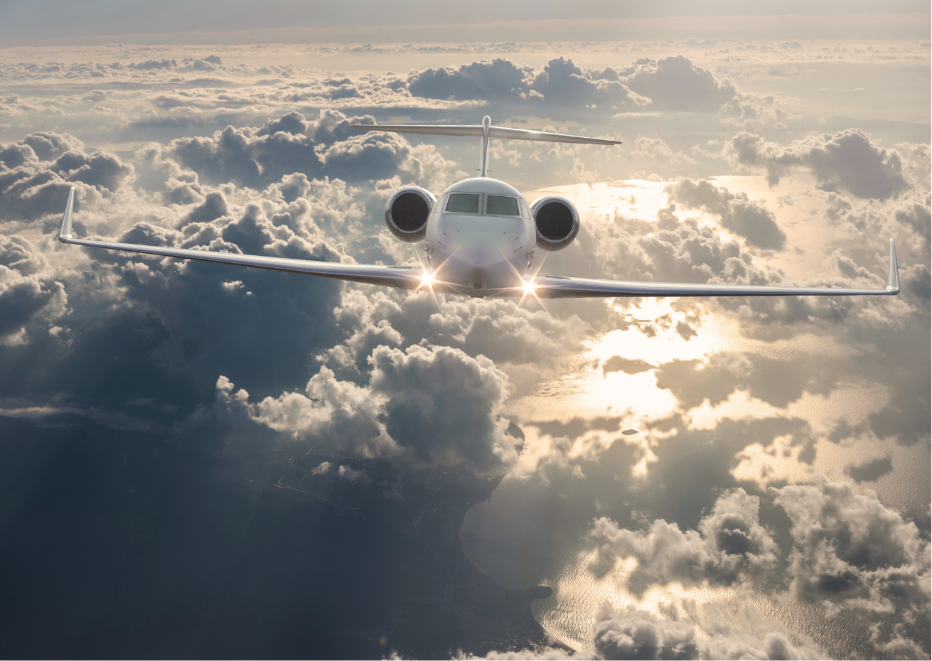 Un jet privato bianco in volo