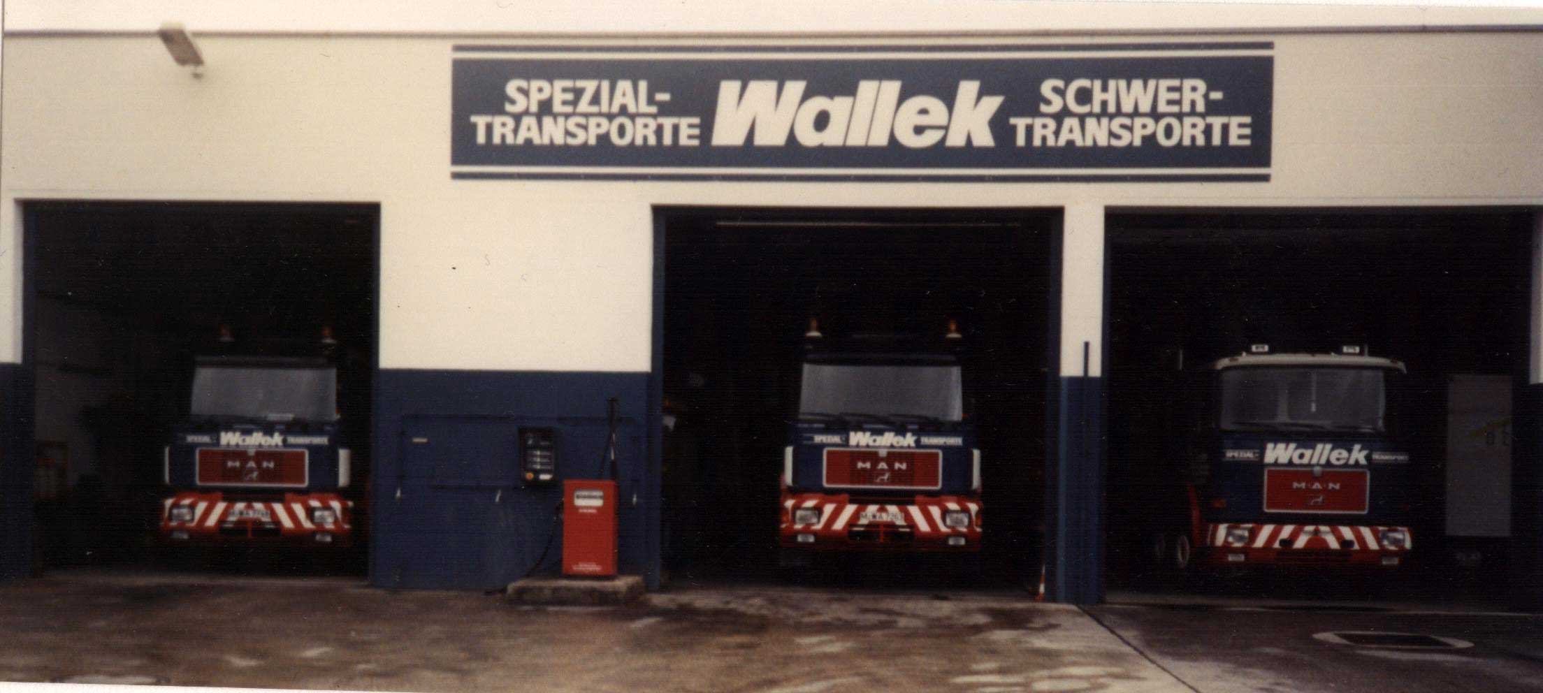 Historische Aufnahme von den LKW`s am ehemaligen Firmenstandort in München von Wallek mit dem Firmenschild Schwertransporte und Spezialtransporte mit