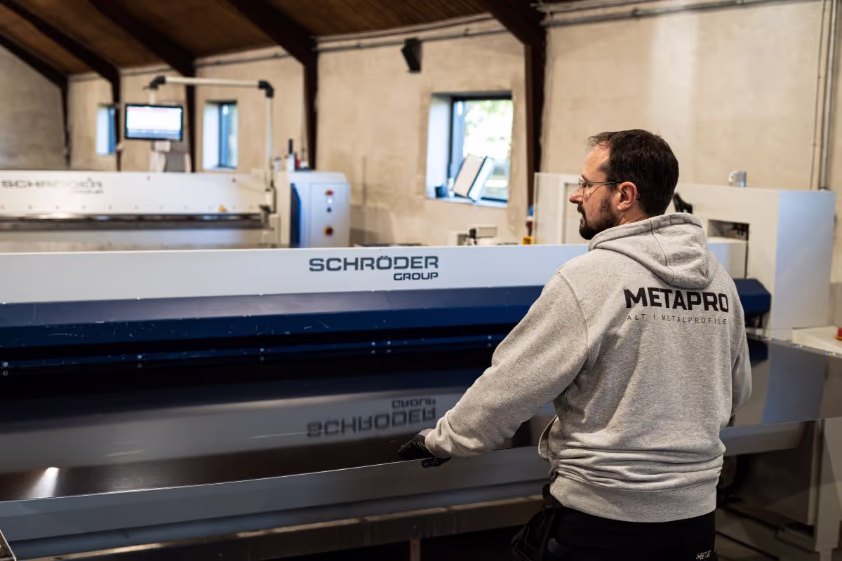 En mand arbejder ved en Schöder Group maskine