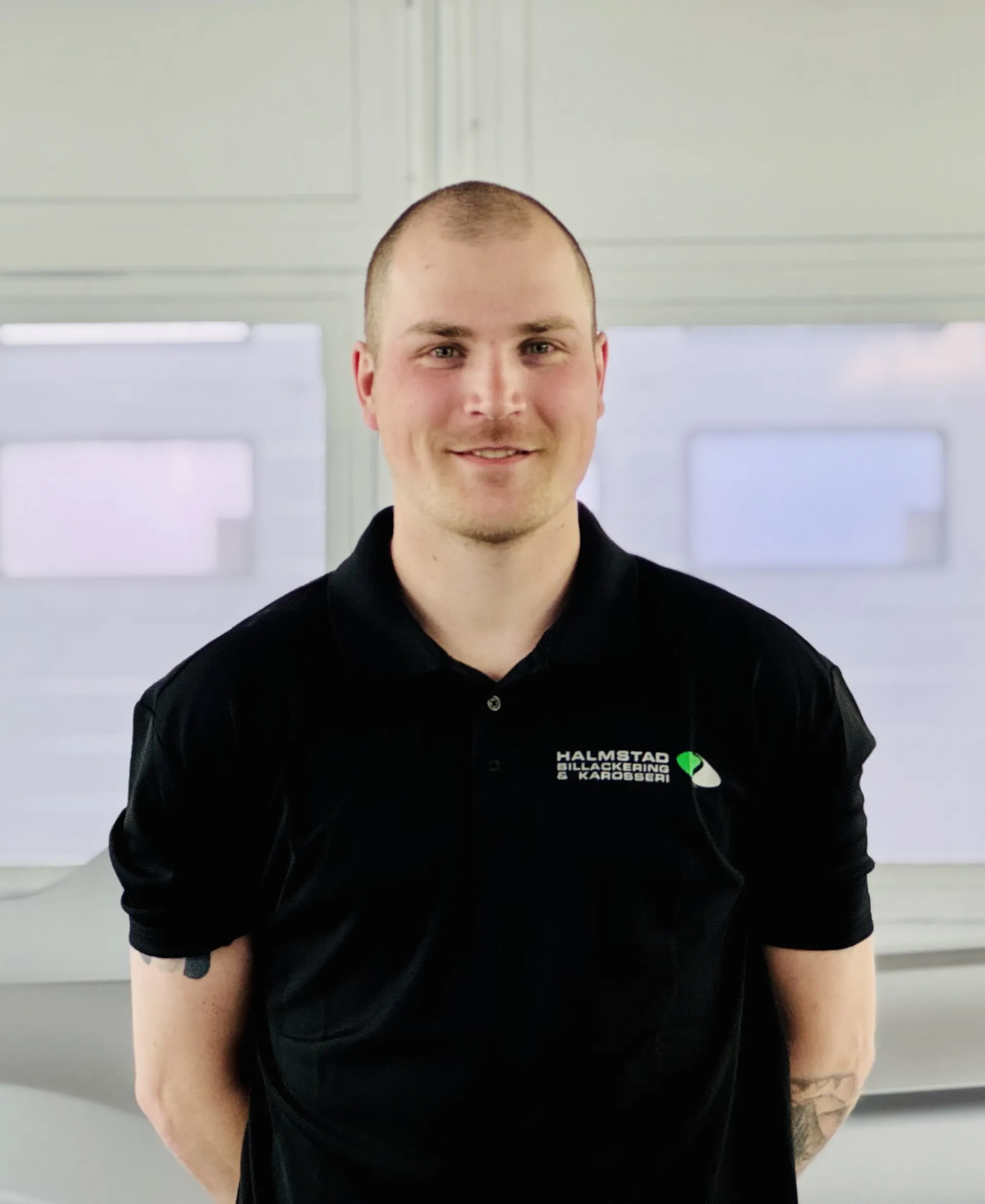 Emil Göransson, lackerare/plastreparatör, porträttbild, Halmstad Billackering.