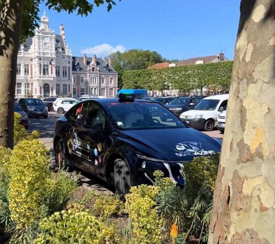 Photo de derrière du Taxi Tesla TaxiJeanFrancois