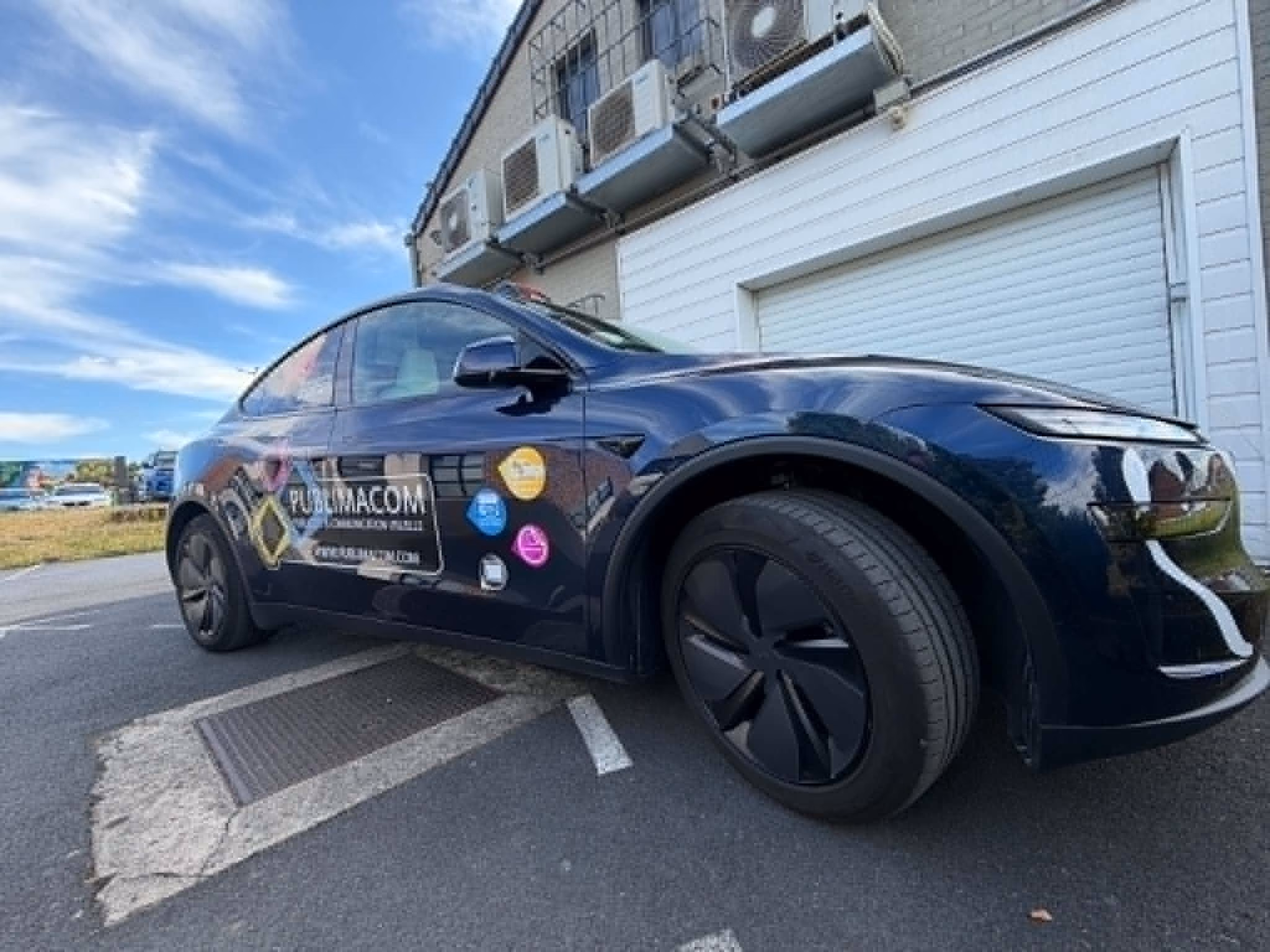 Photo du côté droit du Taxi Tesla Taxi Tesla TaxiJeanFrancois