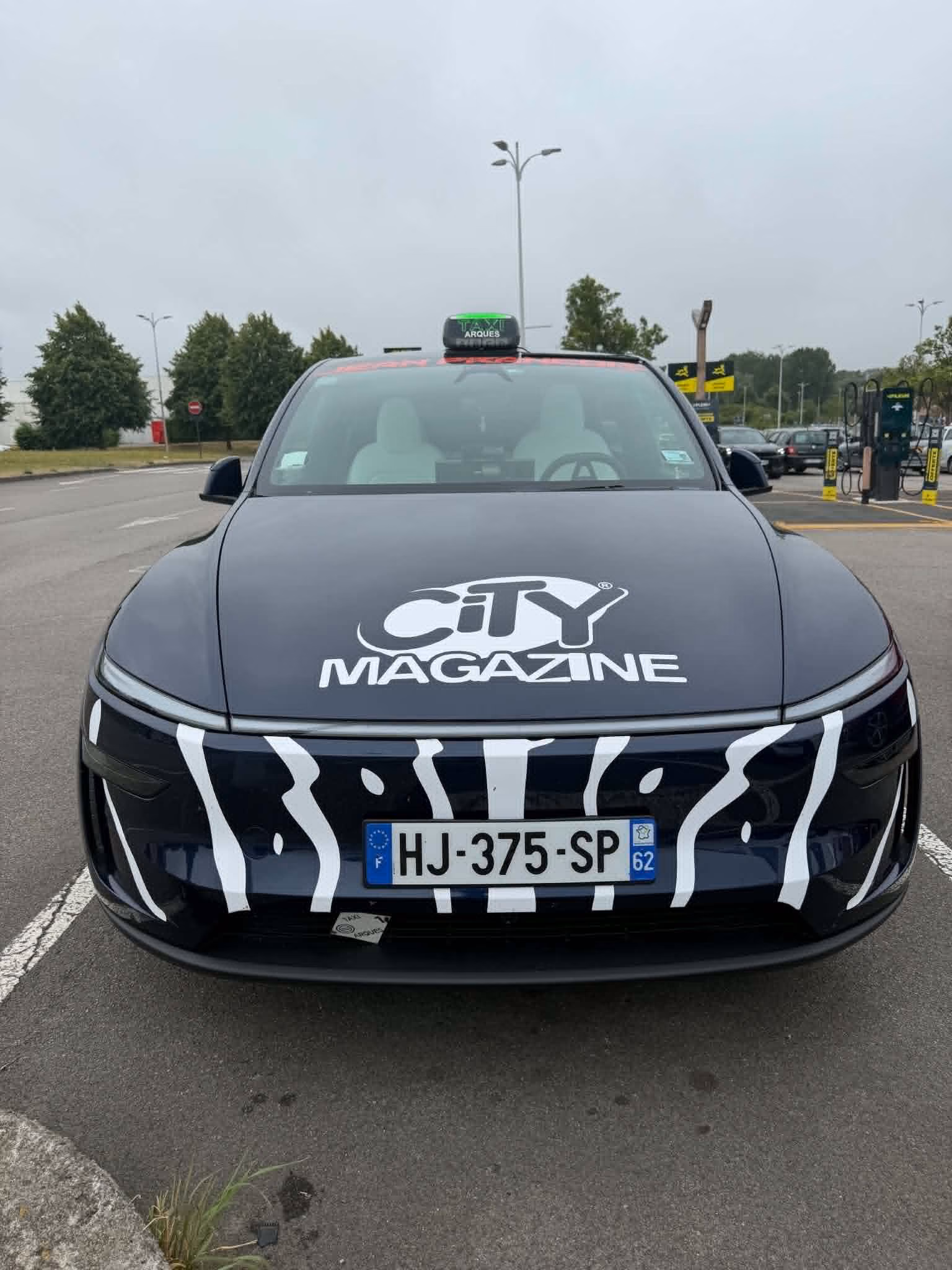 Photo de face du Taxi Tesla TaxiJeanFrancois