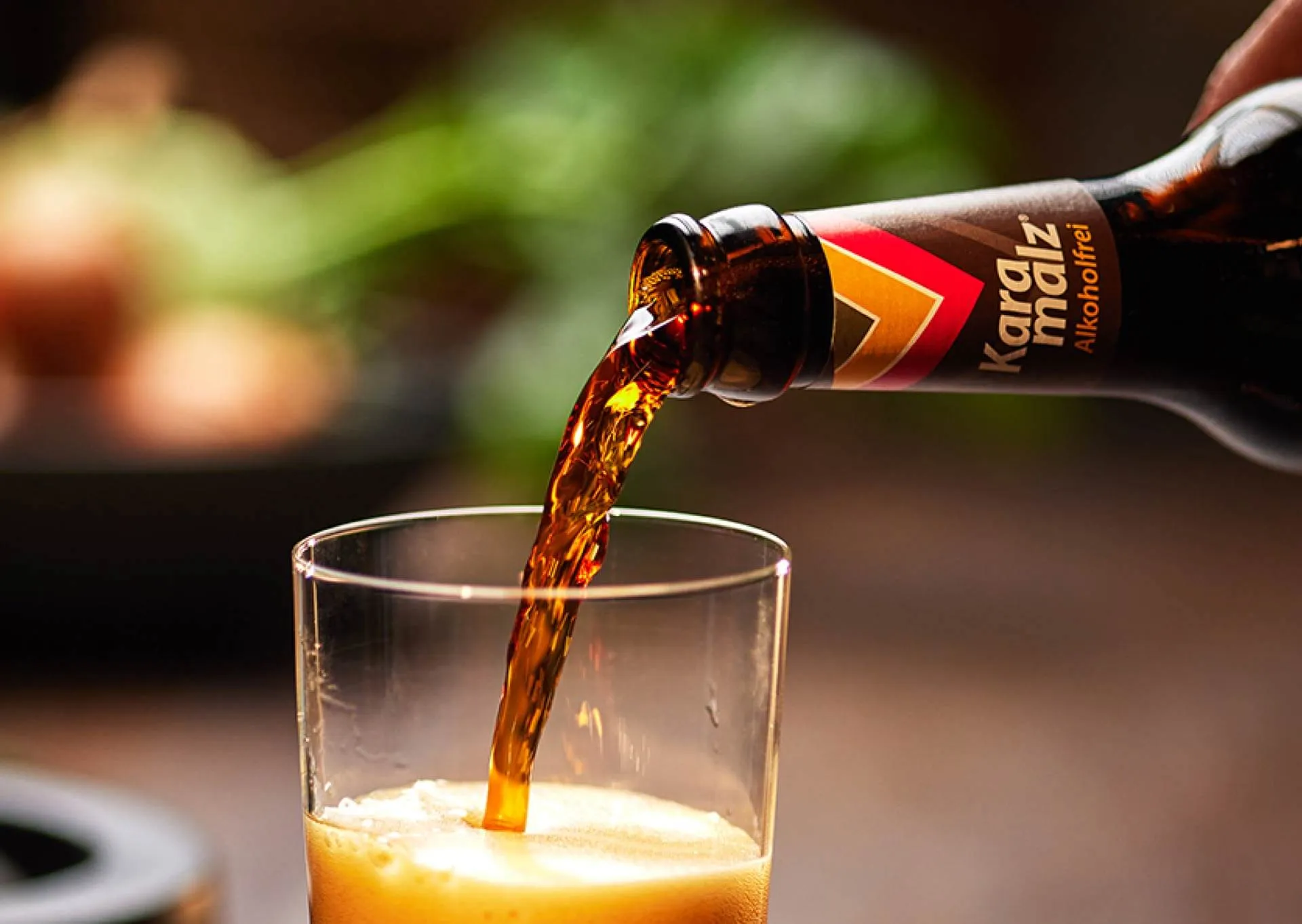 Karamalz wird in ein Glas eingeschenkt