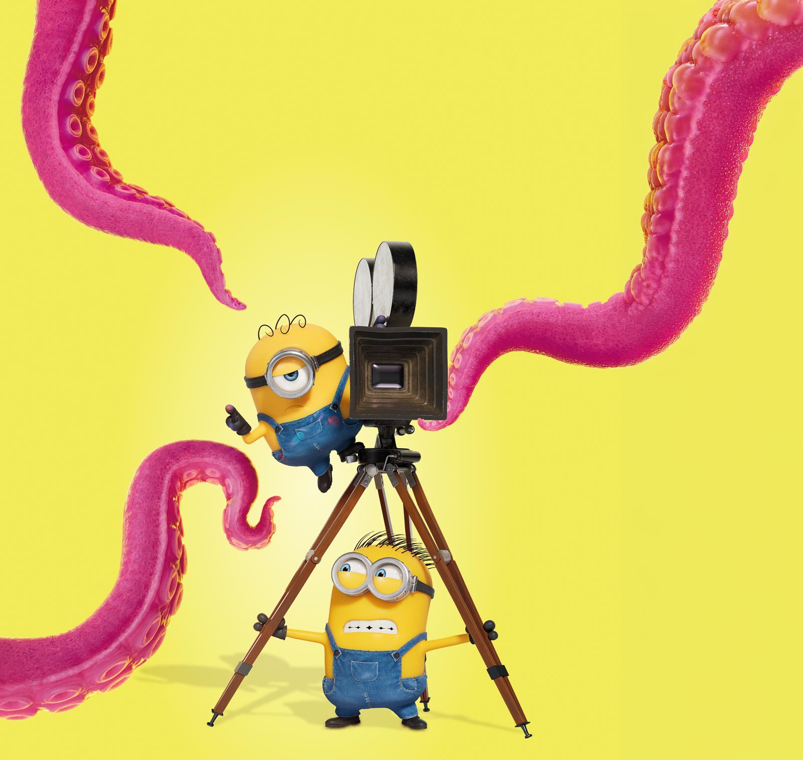 Zwei Minions mit einer alten Filmkamera umgeben von großen rosa Tentakeln vor gelbem Hintergrund.