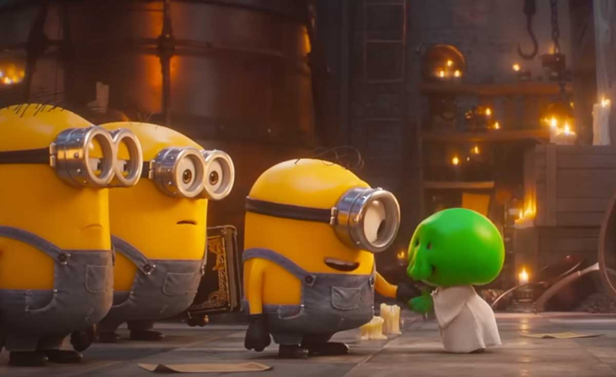 Drei Minions, eine schüttelt einem kleinen grünen Monster im weißen Kleid die Hand in einem dunklen Raum.