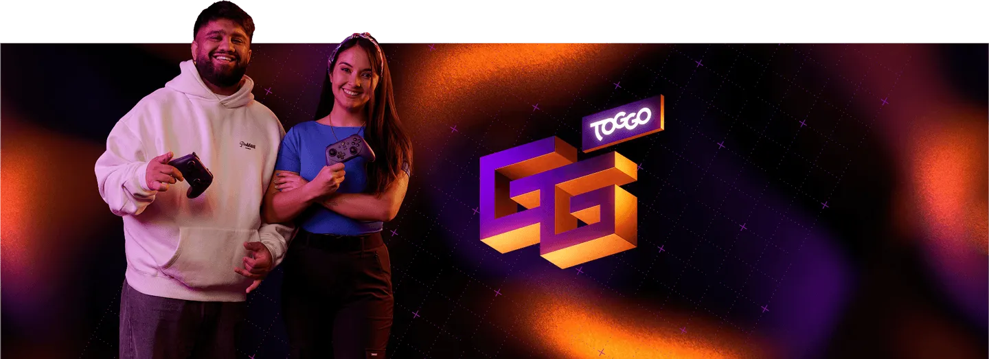 Zwei lächelnde Personen halten Gamecontroller neben einem leuchtenden VG TOGGO Logo vor dunklem Hintergrund.