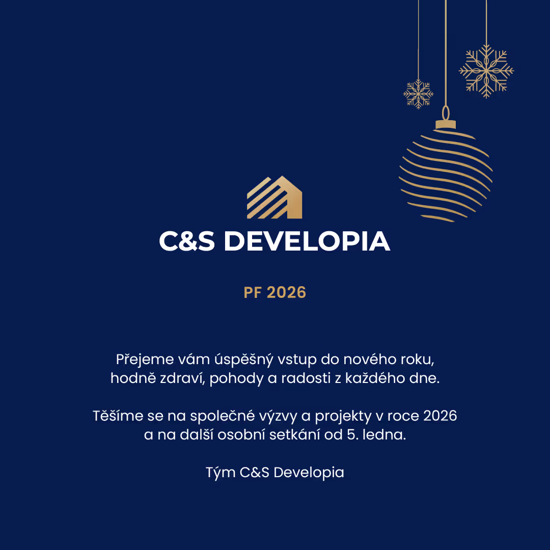 Modré pozadí s logem C&S Developia, zlatou vánoční ozdobou a sněhovými vločkami, přání úspěšného nového roku 2026 v češtině.