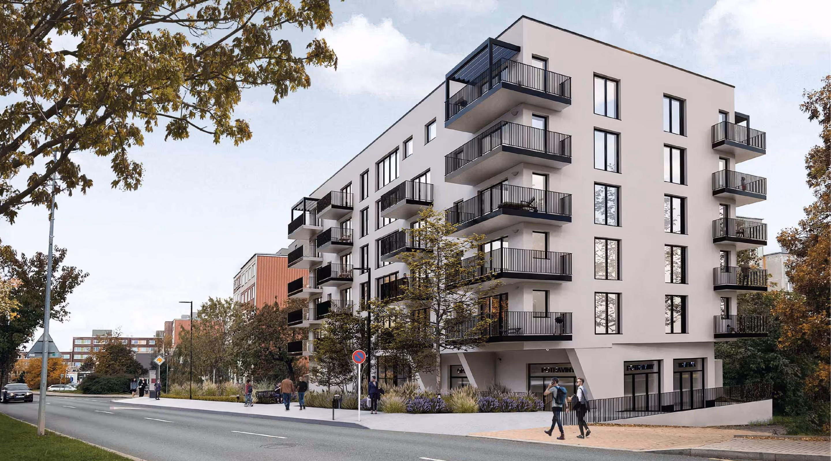 Moderní bytový dům s několika balkony podél ulici a lidmi chodícími po chodníku.