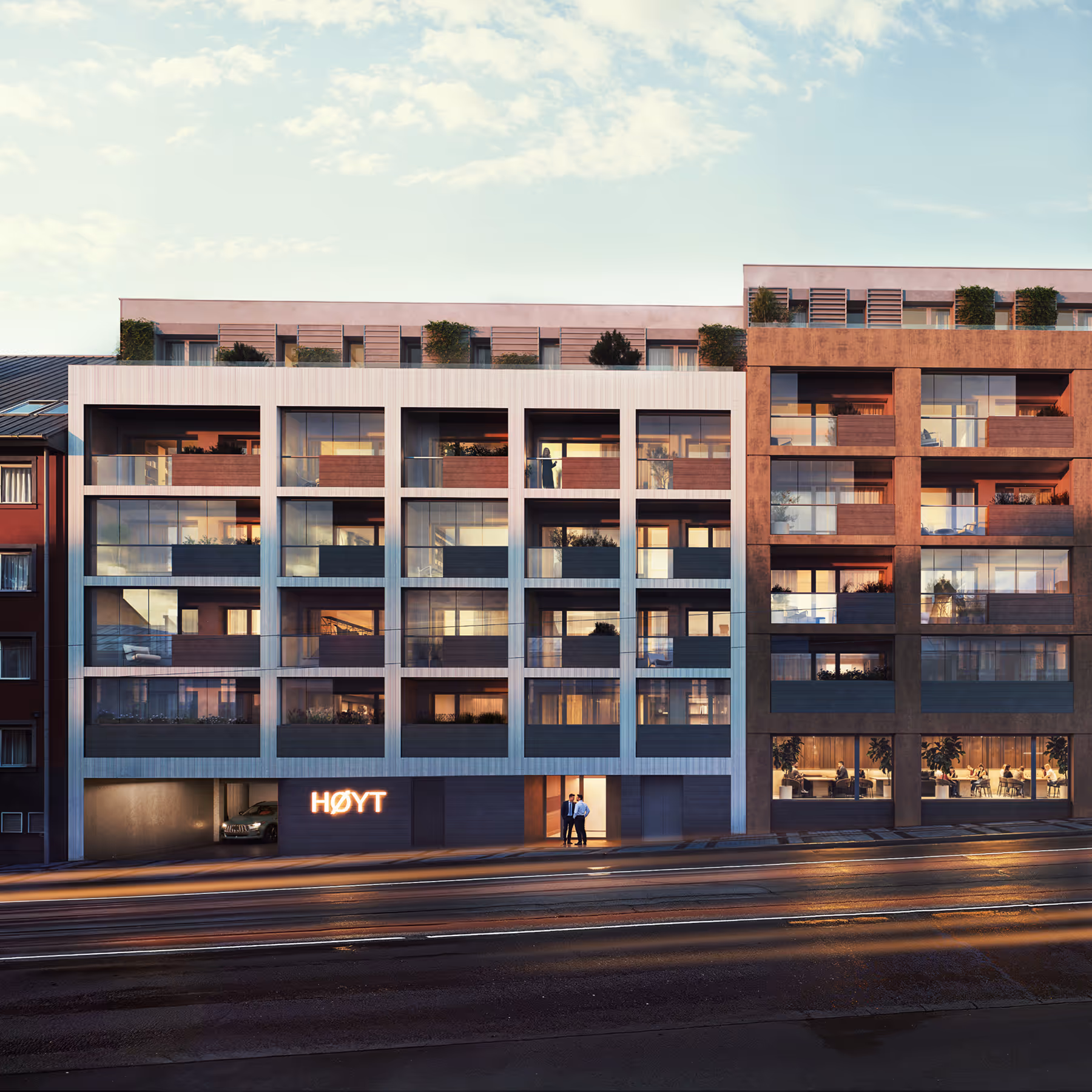 Moderní bytový dům se světelným nápisem HØYT, balkonky a lidmi na chodníku a v kavárně při soumraku.