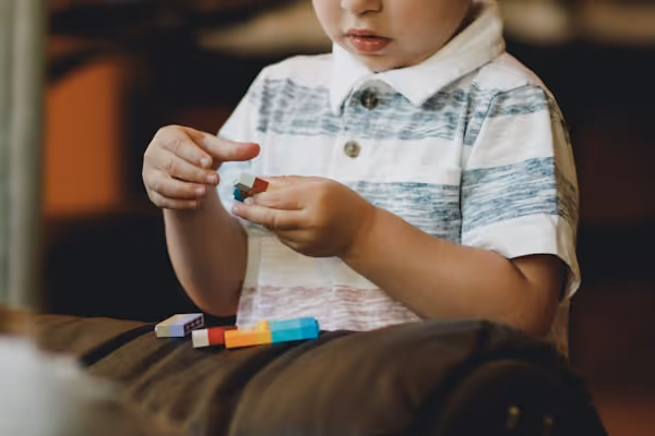 Dreng leger med lego