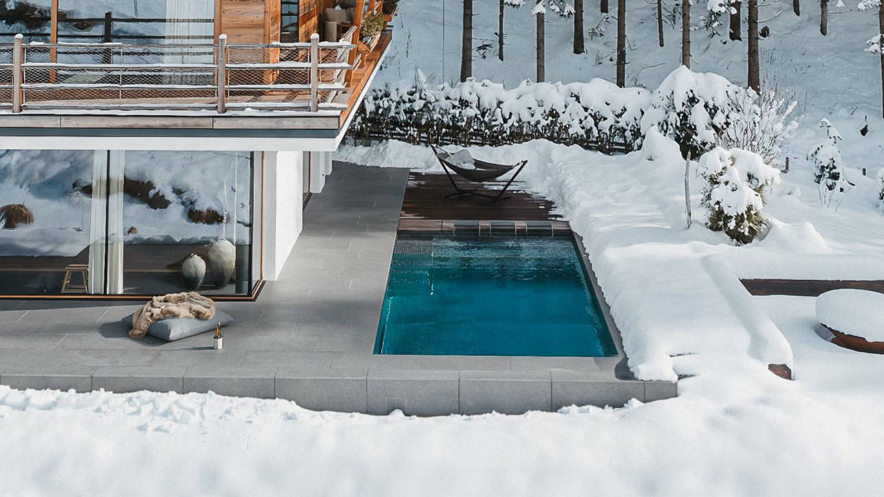 Beheizter Außenpool des CHALET FALK im Winter, St. Oswald, Kärnten, Private Spa
