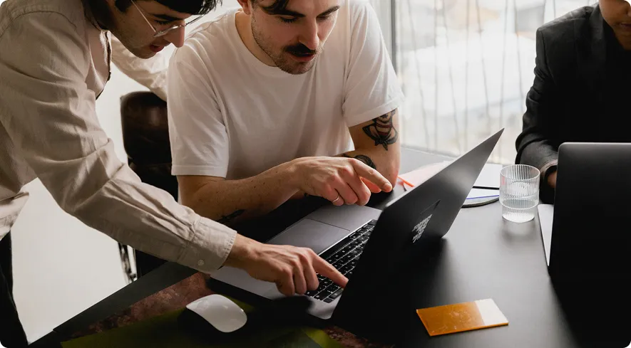 E-commerce team reviewing delivery data together on a laptop