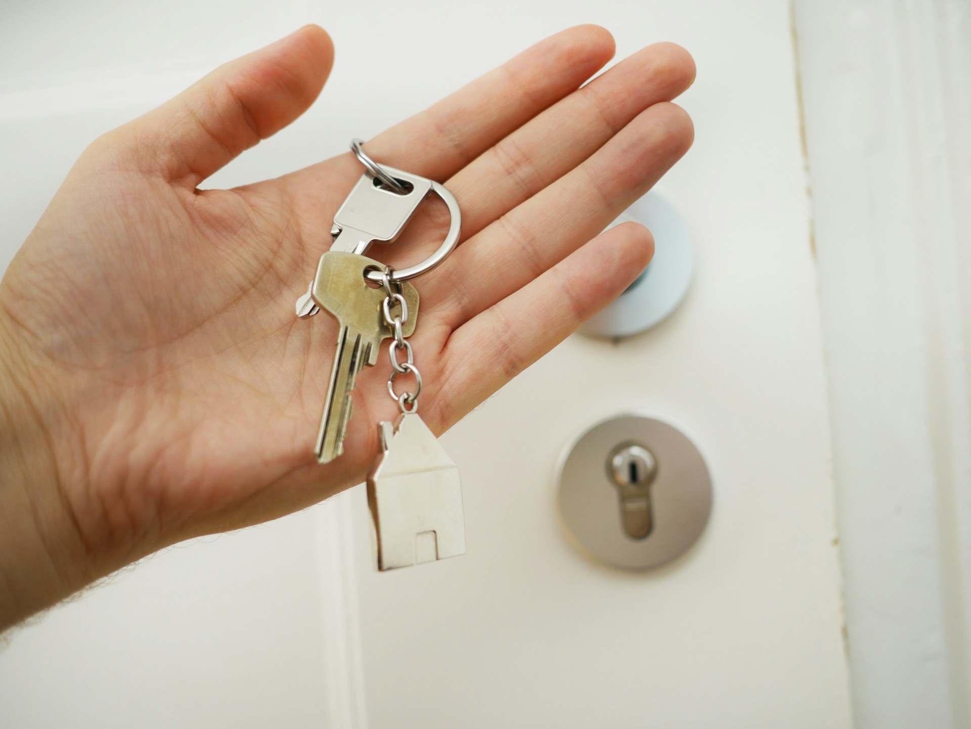 Hand with keys,photo by Maria Ziegler on Unsplash