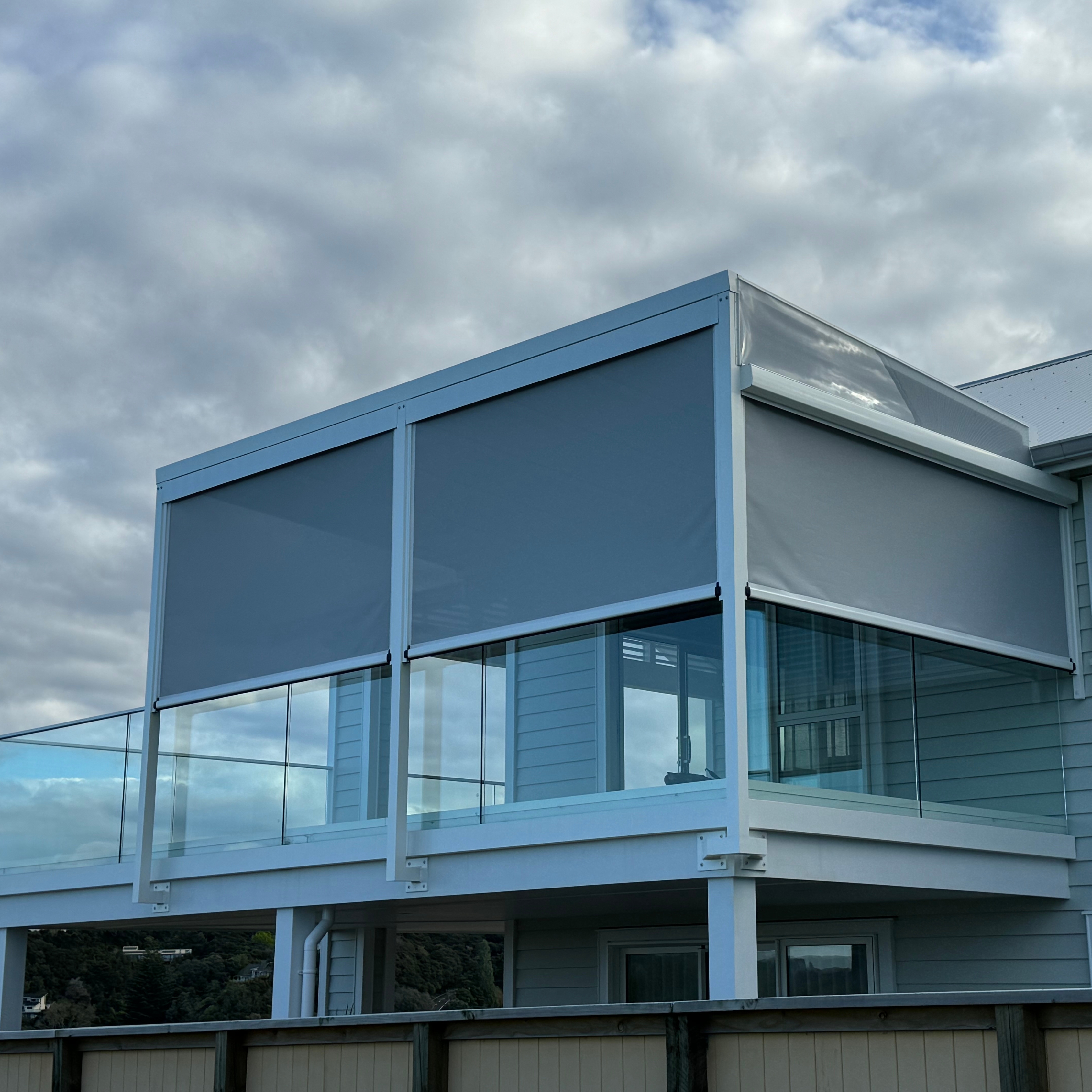 Second-storey pergola with tinted glazed roof and custom posts in Paihia, by Shadeland