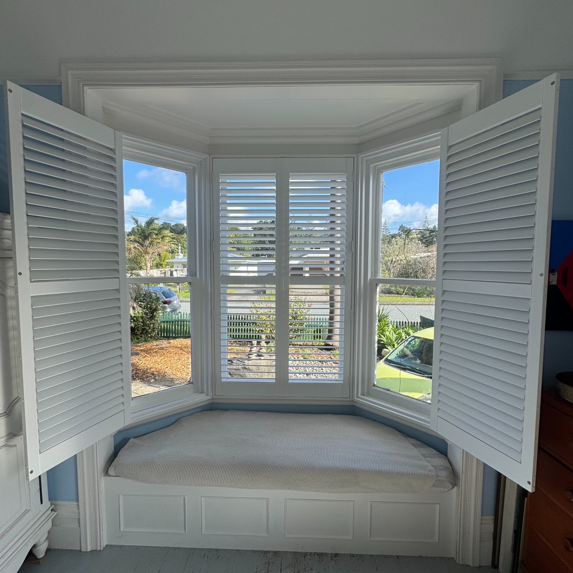 Bay Window Brilliance: White Wanaka Shutters for a Whangārei Villa Renovation – additional photo 1