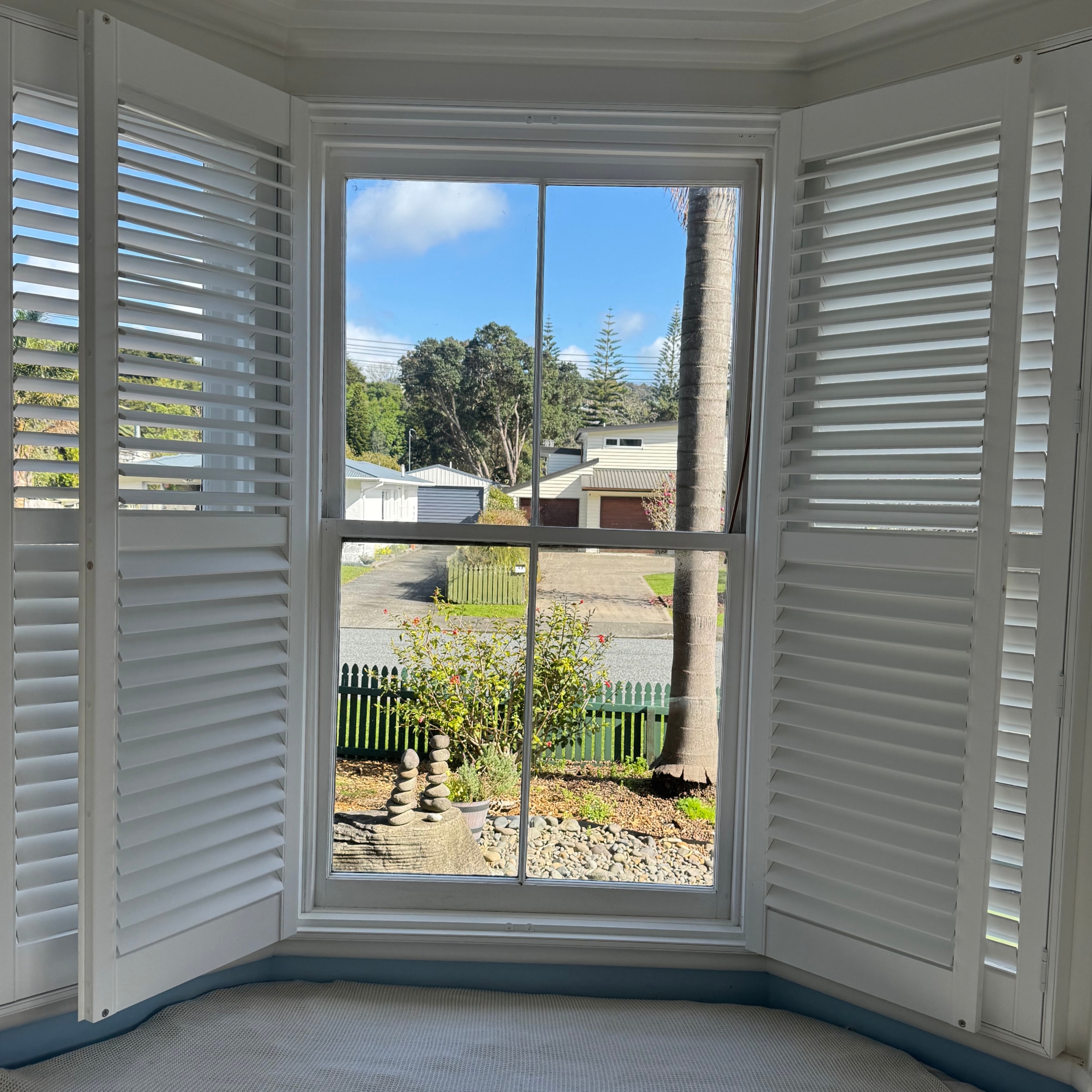 Bay Window Brilliance: White Wanaka Shutters for a Whangārei Villa Renovation – additional photo 2