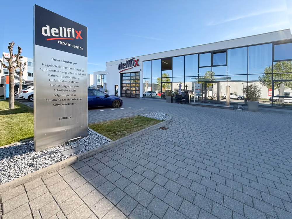 Begrüßung eines Kunden bei dellfix in Gersthofen